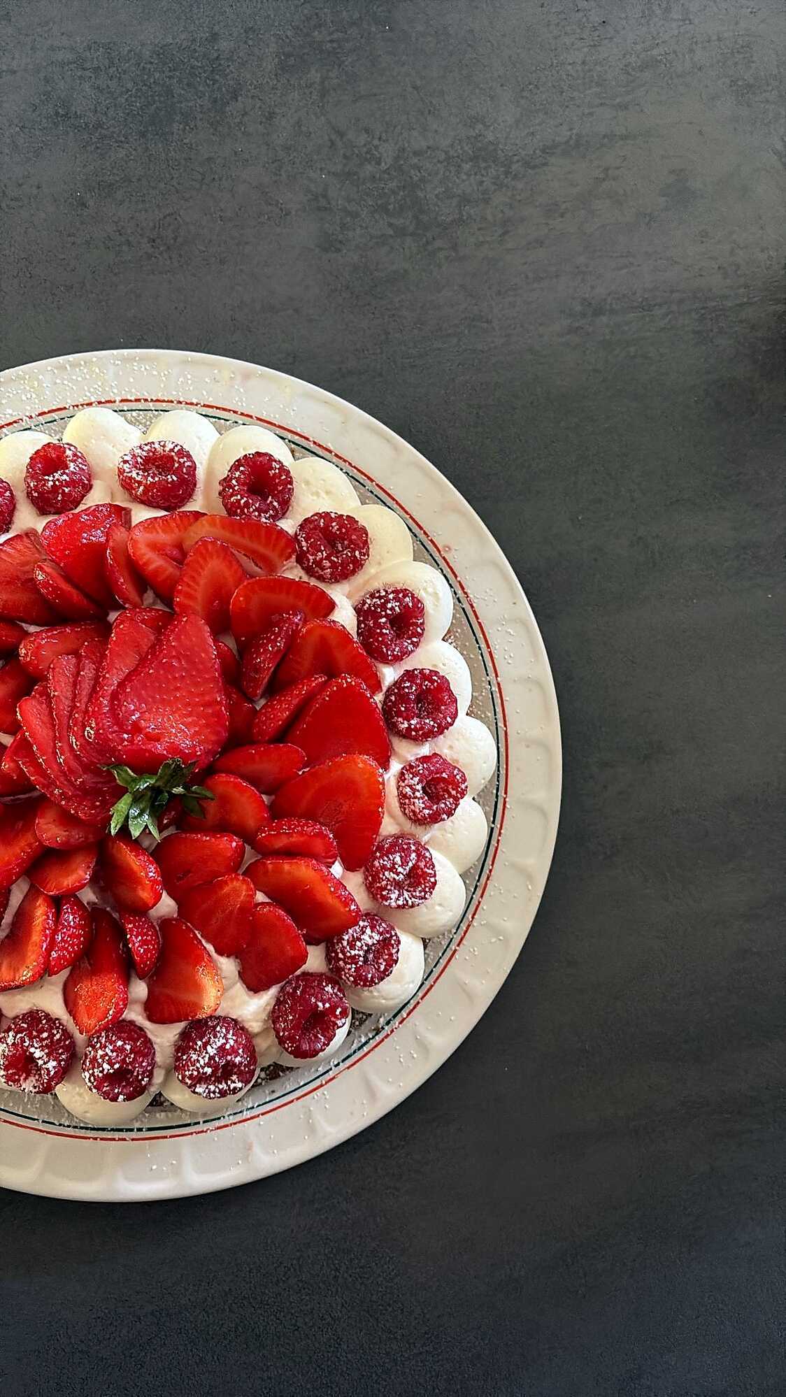 Tarte aux fraises et aux framboises sur palet breton