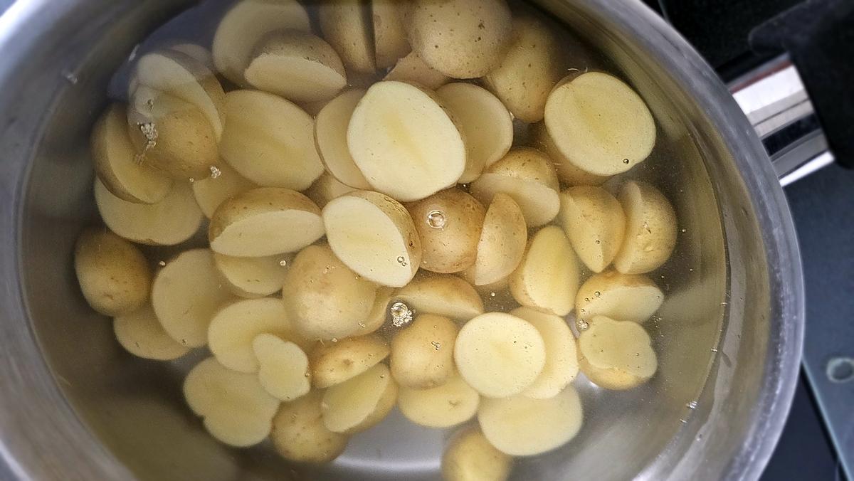 recette Pommes de terre nouvelle  à la sauce crémeuse à l'ail