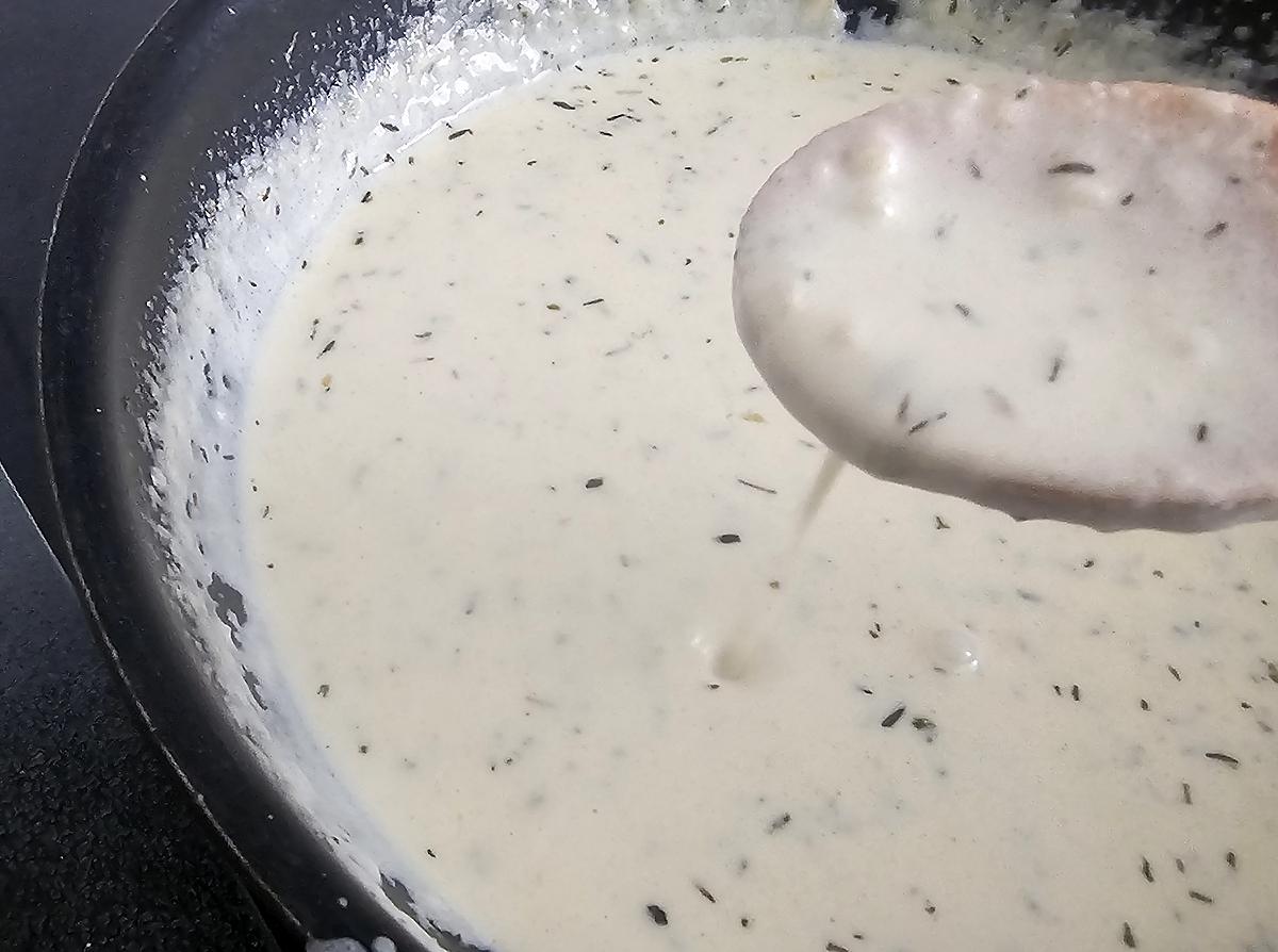 recette Pommes de terre nouvelle  à la sauce crémeuse à l'ail