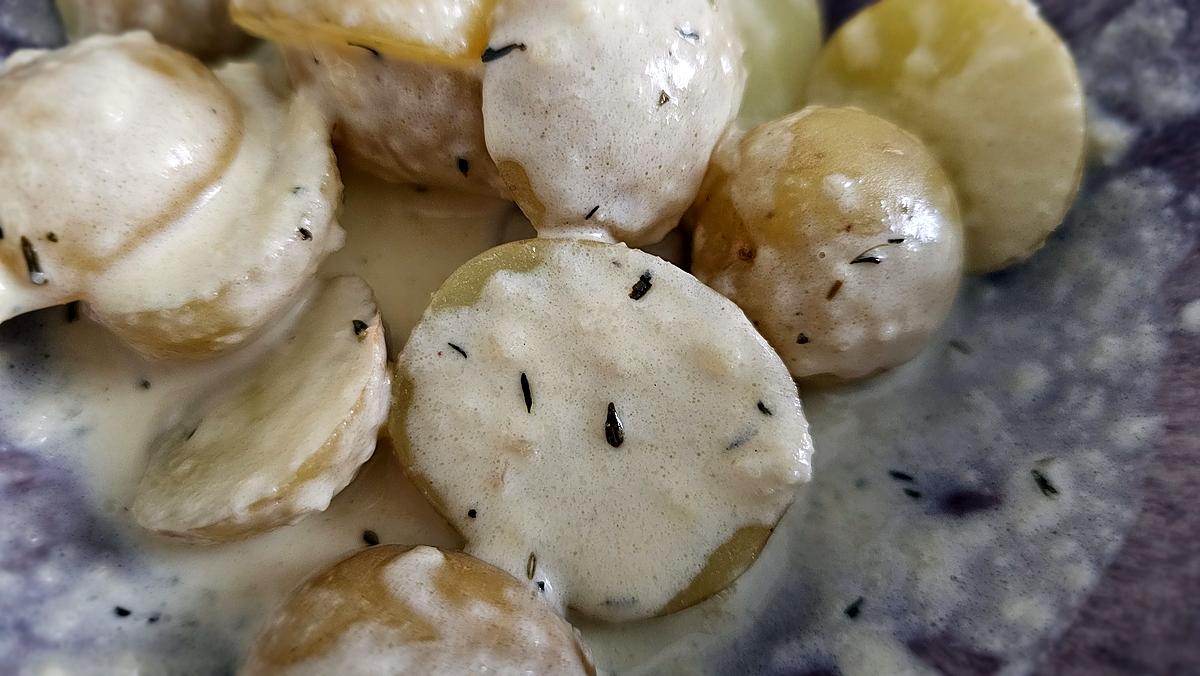 recette Pommes de terre nouvelle  à la sauce crémeuse à l'ail