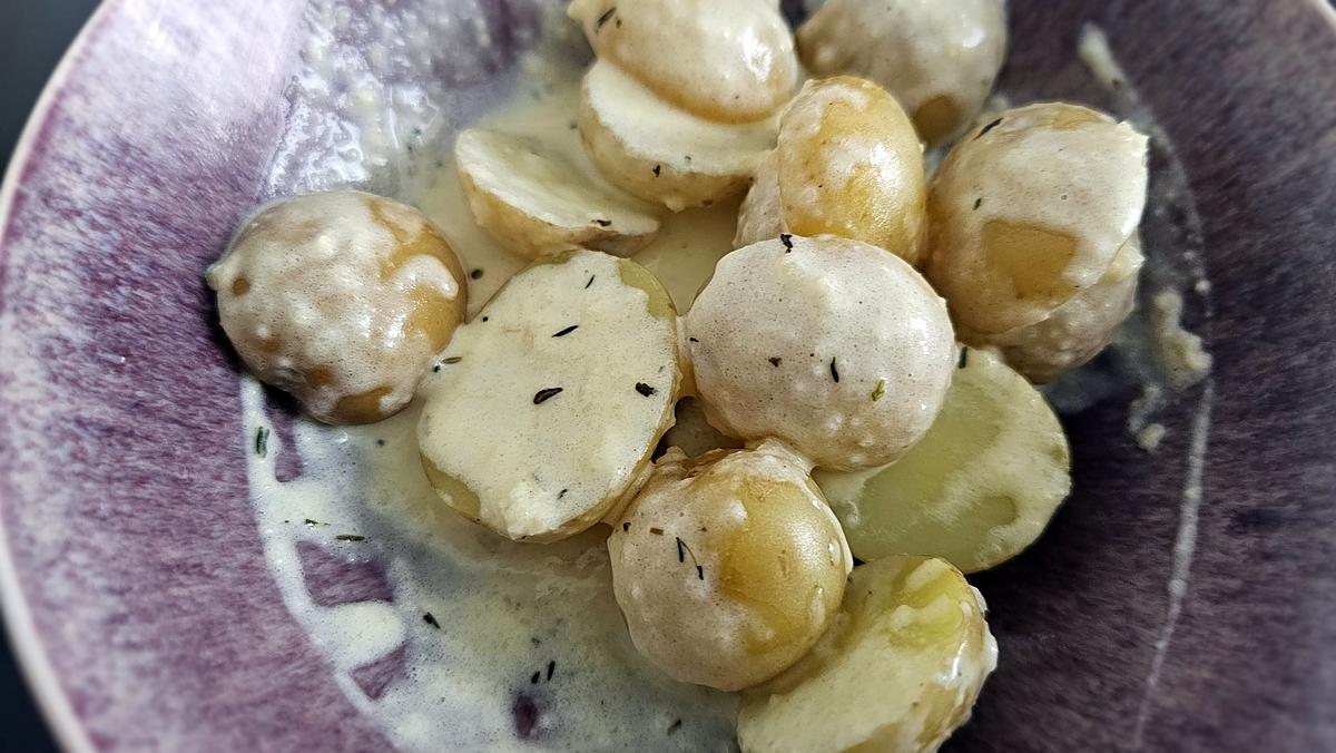 recette Pommes de terre nouvelle  à la sauce crémeuse à l'ail