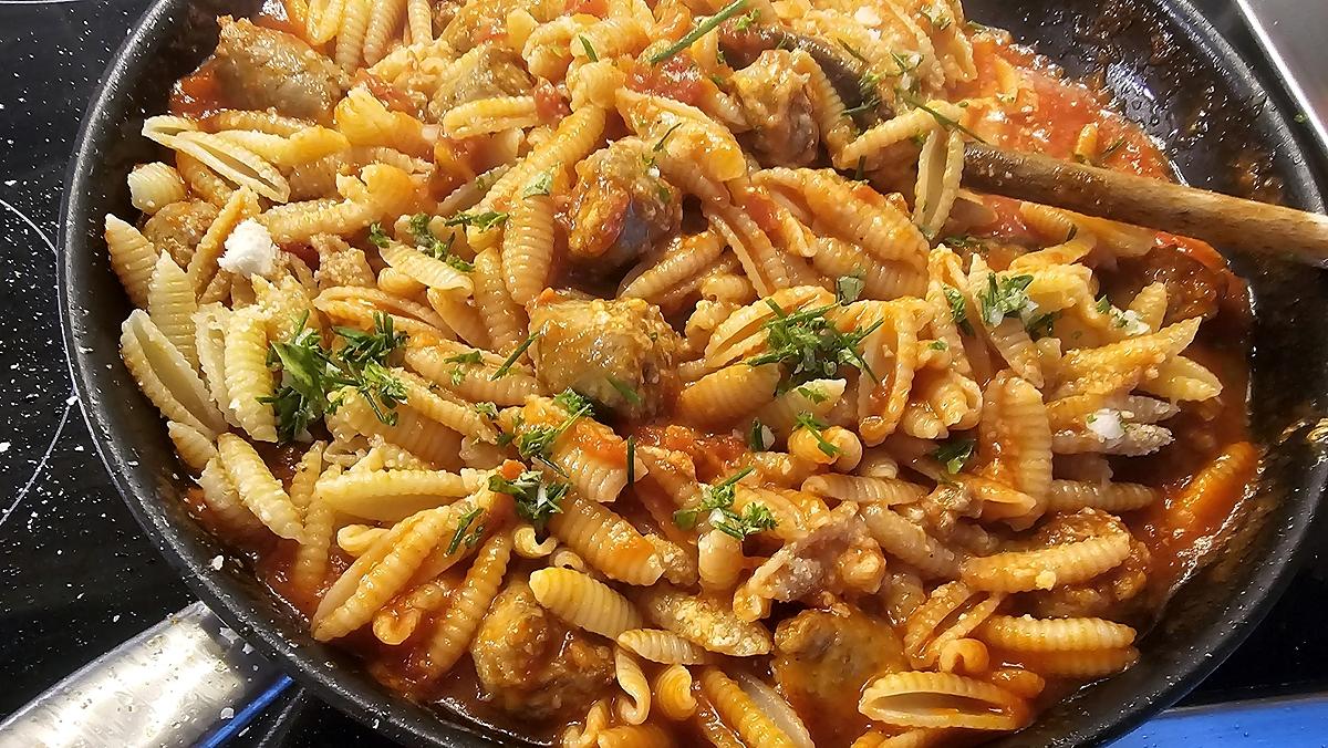 recette Pâtes gourmandes à la tomate et saucisse poêlée