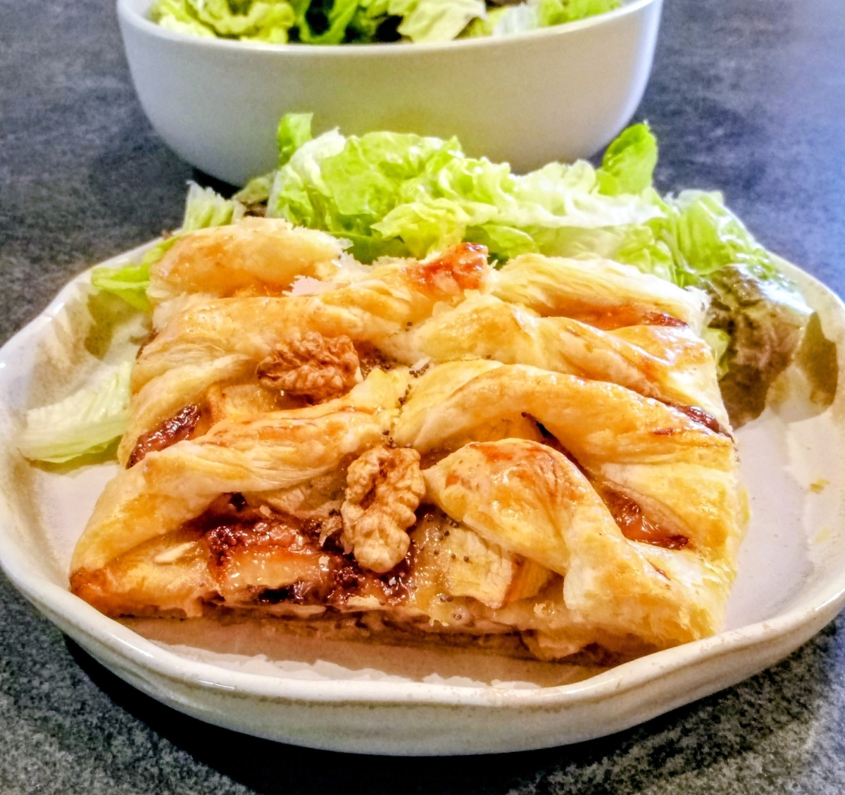 recette TRESSE FEUILLETÉE AU CAMEMBERT/CONFIT D'OIGNON/POMMES & NOIX.