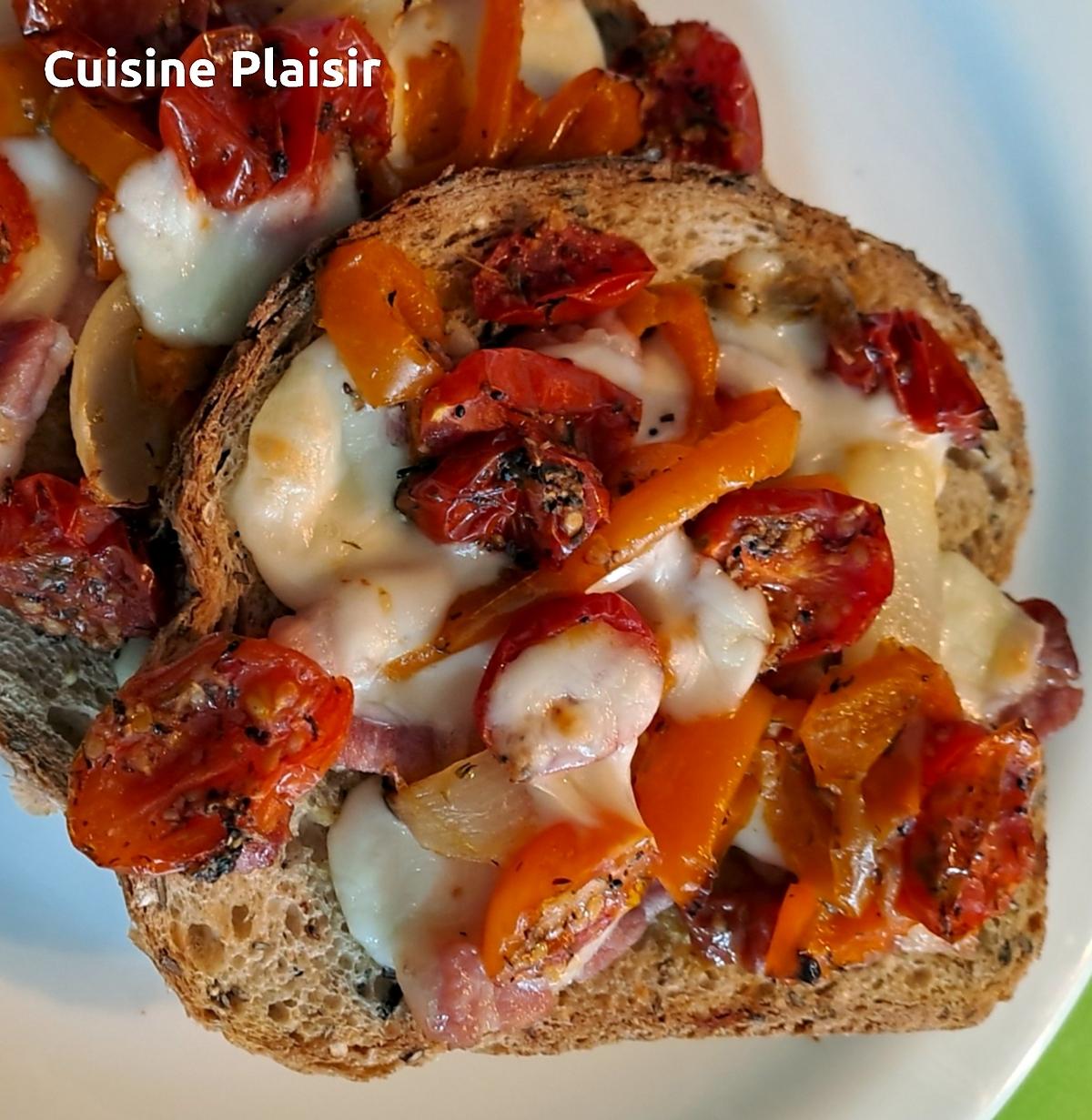 recette Tartines à la scamorza, lardons, tomates cerises & poivron jaune