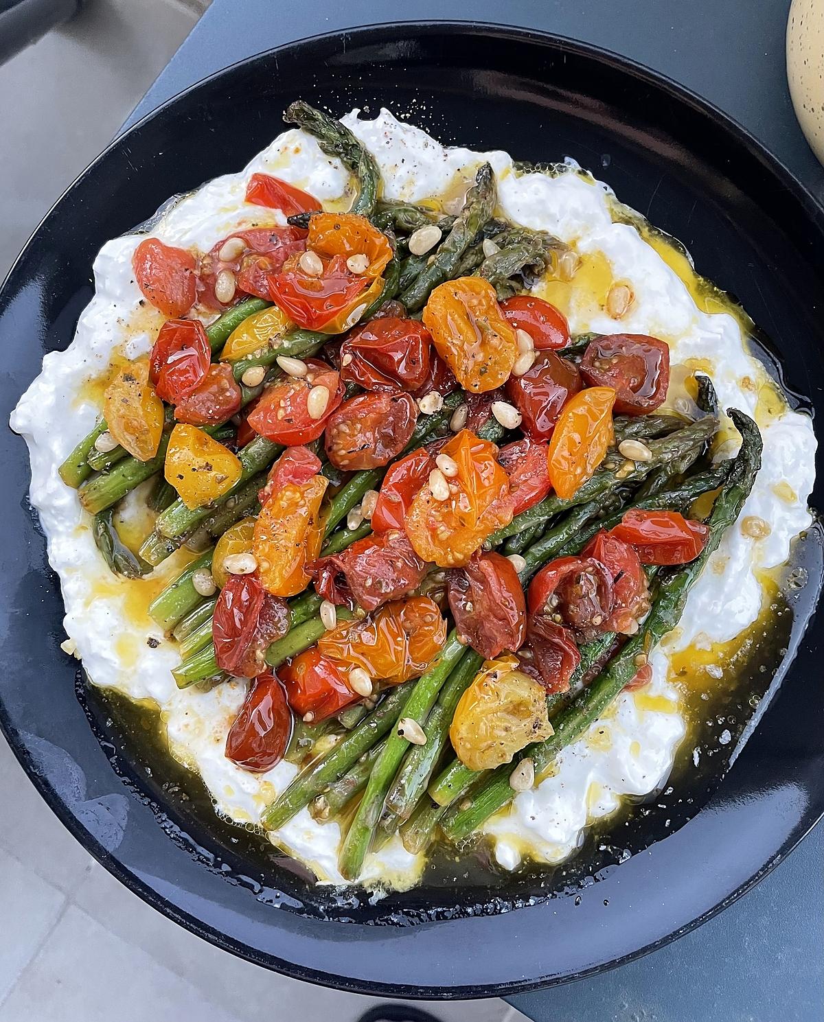 recette Asperges et tomates rôties aux pignons et burrata