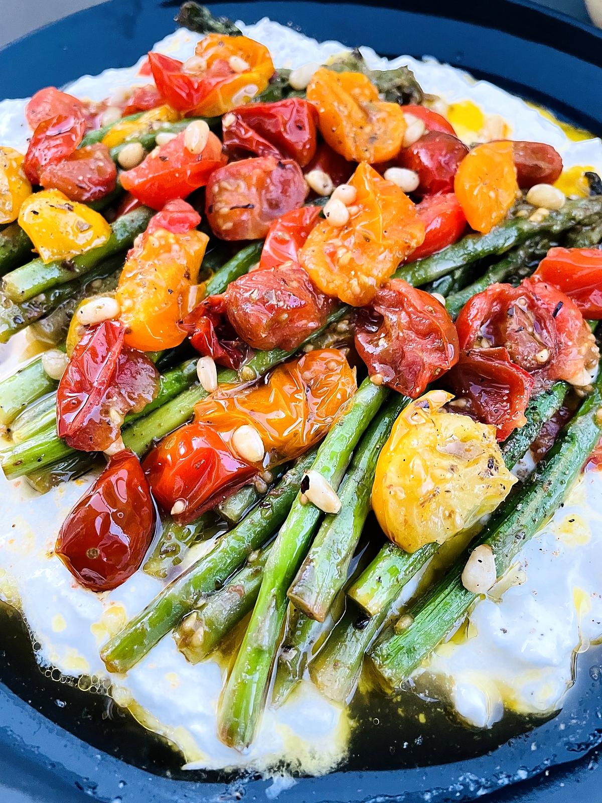 recette Asperges et tomates rôties aux pignons et burrata