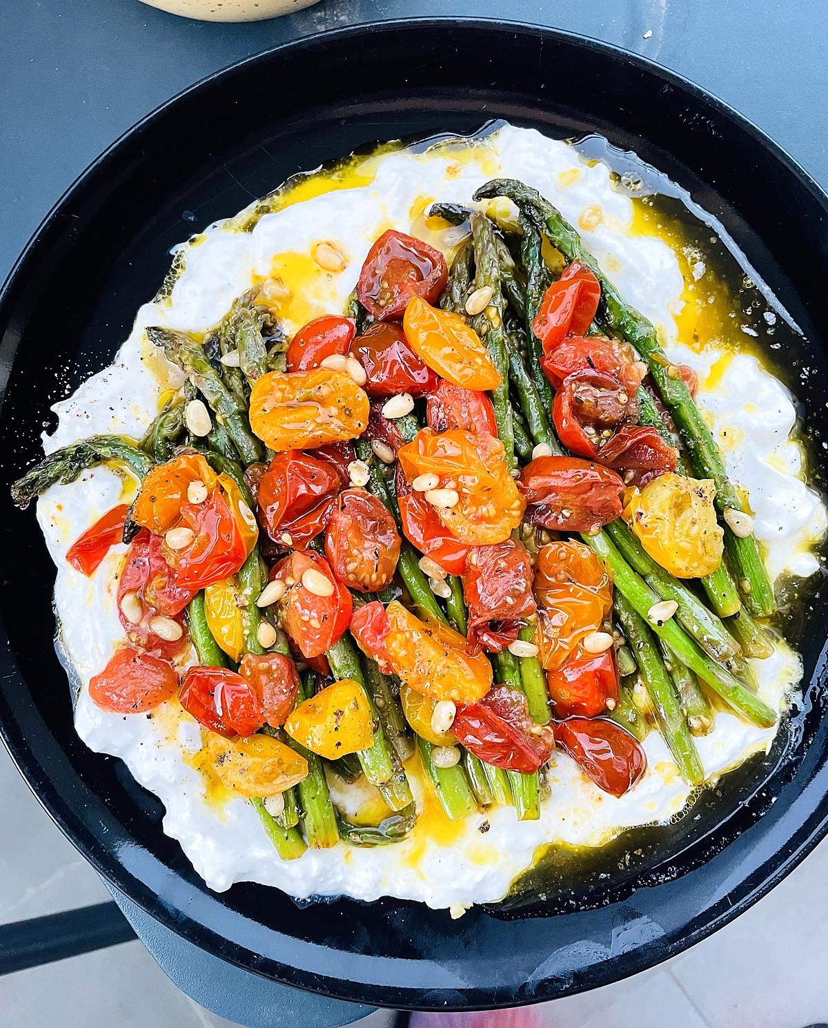 recette Asperges et tomates rôties aux pignons et burrata