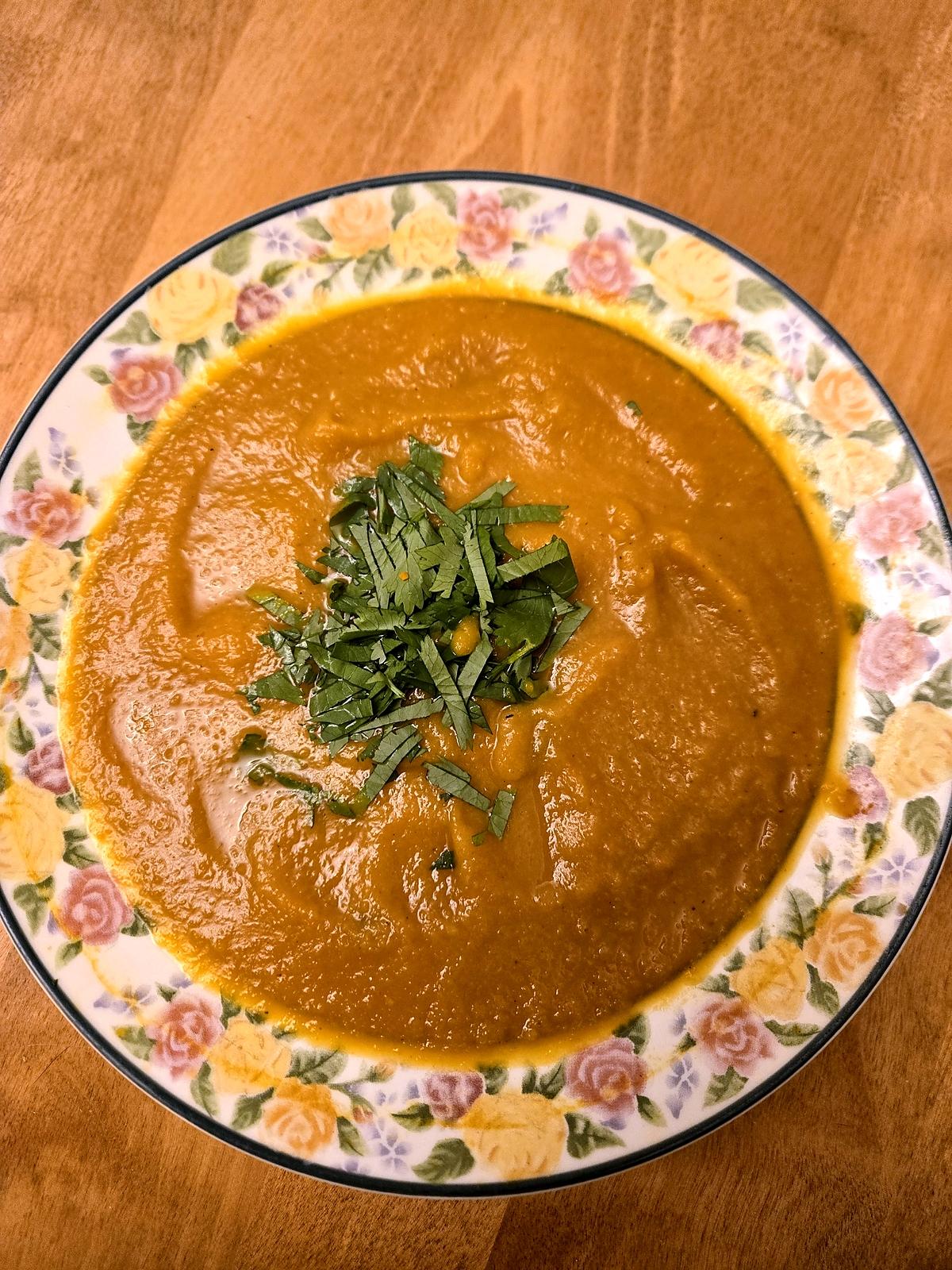 recette SOUPE AUX CAROTTES, CURRY, GINGEMBRE ET LAIT DE COCO À LA MIJOTEUSE