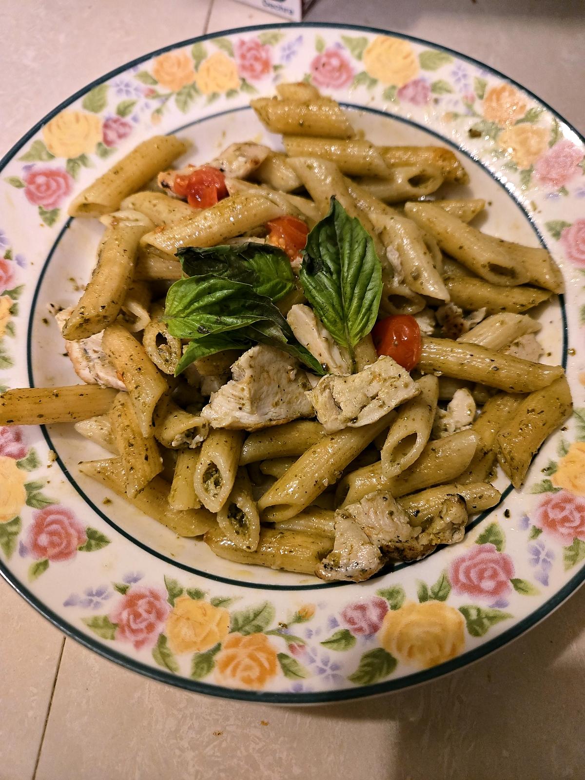 recette PÂTES AU JAMBON (OU AU POULET) AU PESTO ET AUX TOMATES CERISES