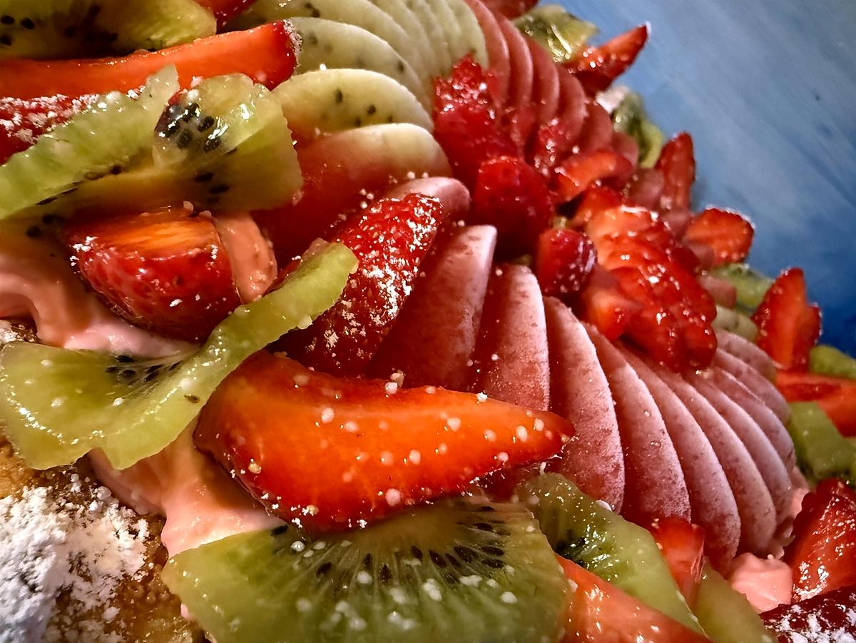 recette Tarte kiwi-fraise 🍓🥝 ultra gourmande à la chantilly chocolat blanc et pâte aux p’tits suisses