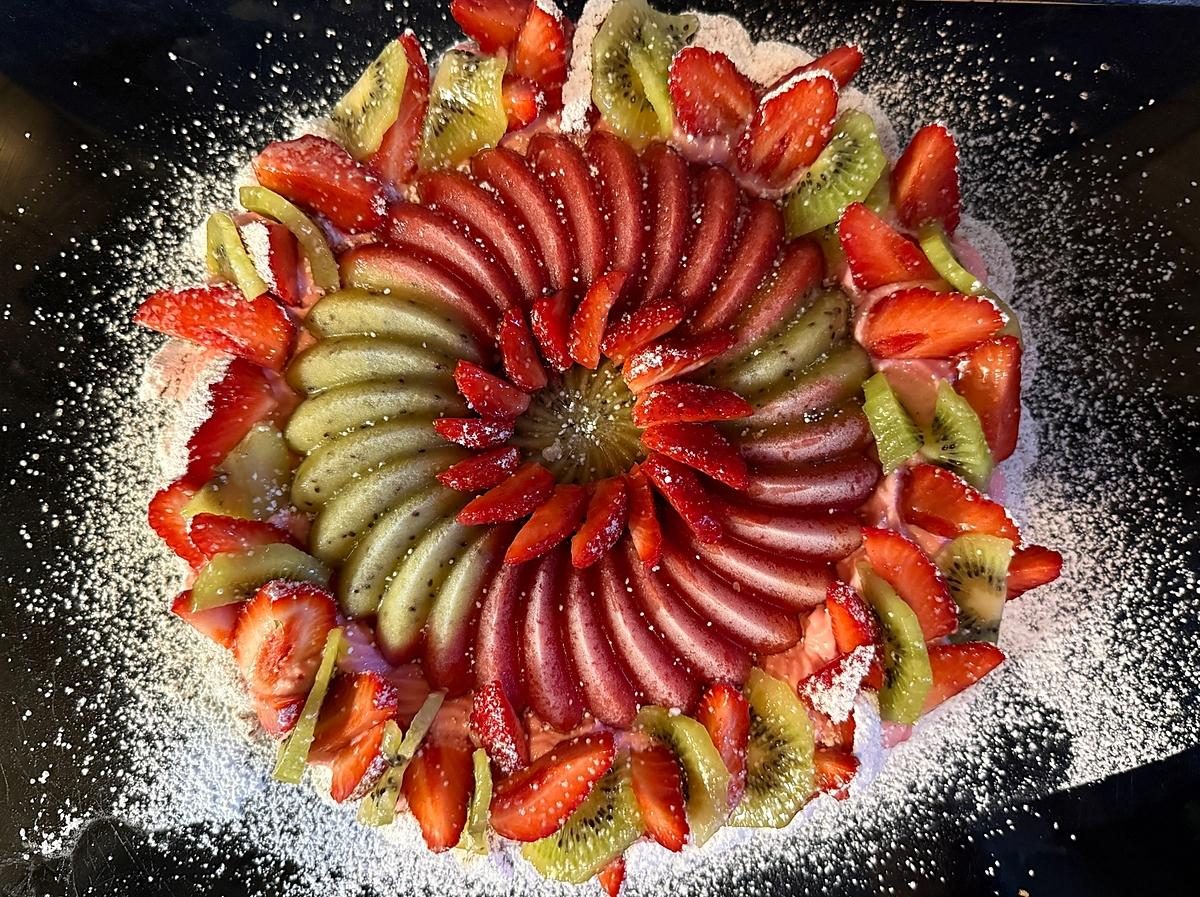 recette Tarte kiwi-fraise 🍓🥝 ultra gourmande à la chantilly chocolat blanc et pâte aux p’tits suisses