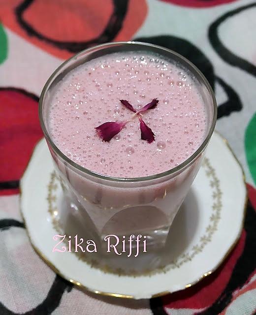 recette MILK-SHAKE AUX PÉTALES D'ŒILLETS- FRAISES ET LAIT ENTIER AU MIEL D'ACACIA