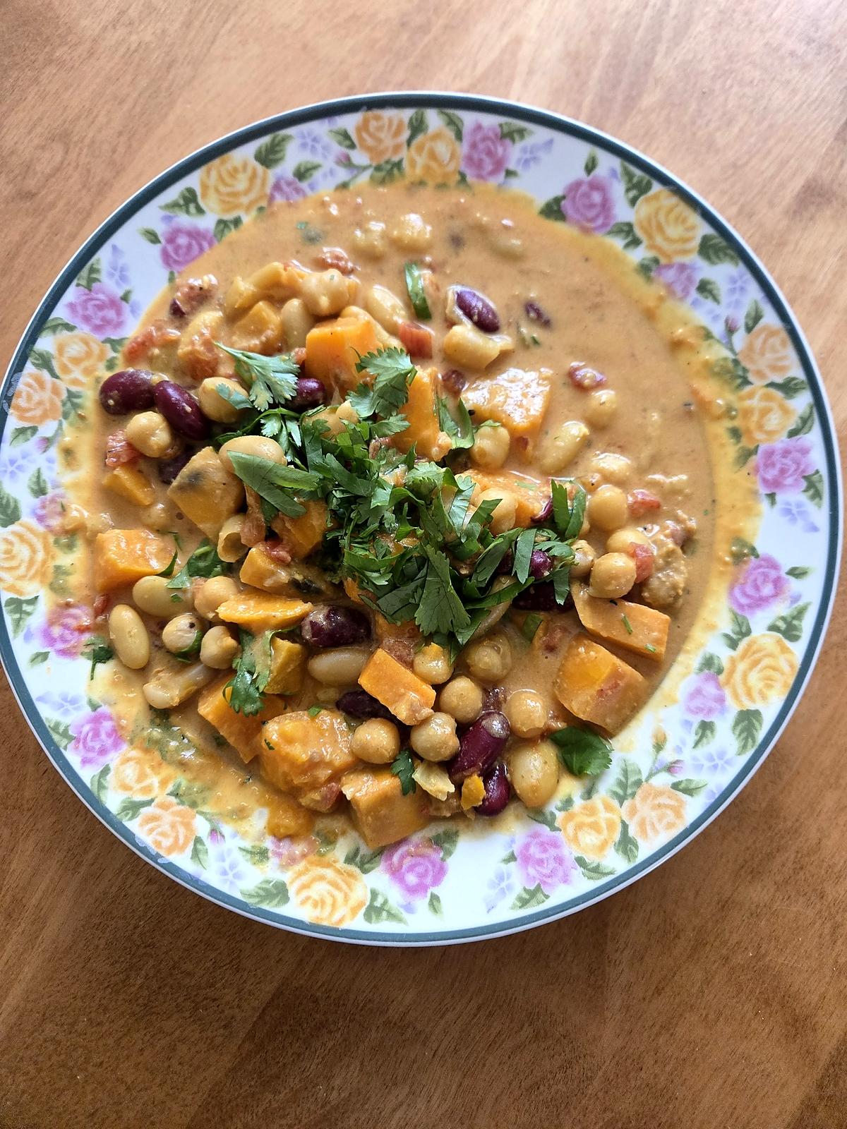 recette SOUPE-REPAS AUX HARICOTS ET PATATES DOUCES AU CARI À LA MIJOTEUSE