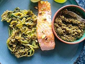 recette  Saumon grillé, julienne de courgettes au pesto d’épinards