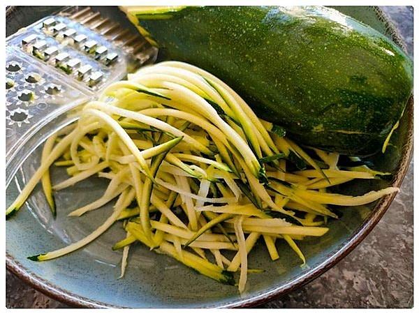 recette  Saumon grillé, julienne de courgettes au pesto d’épinards