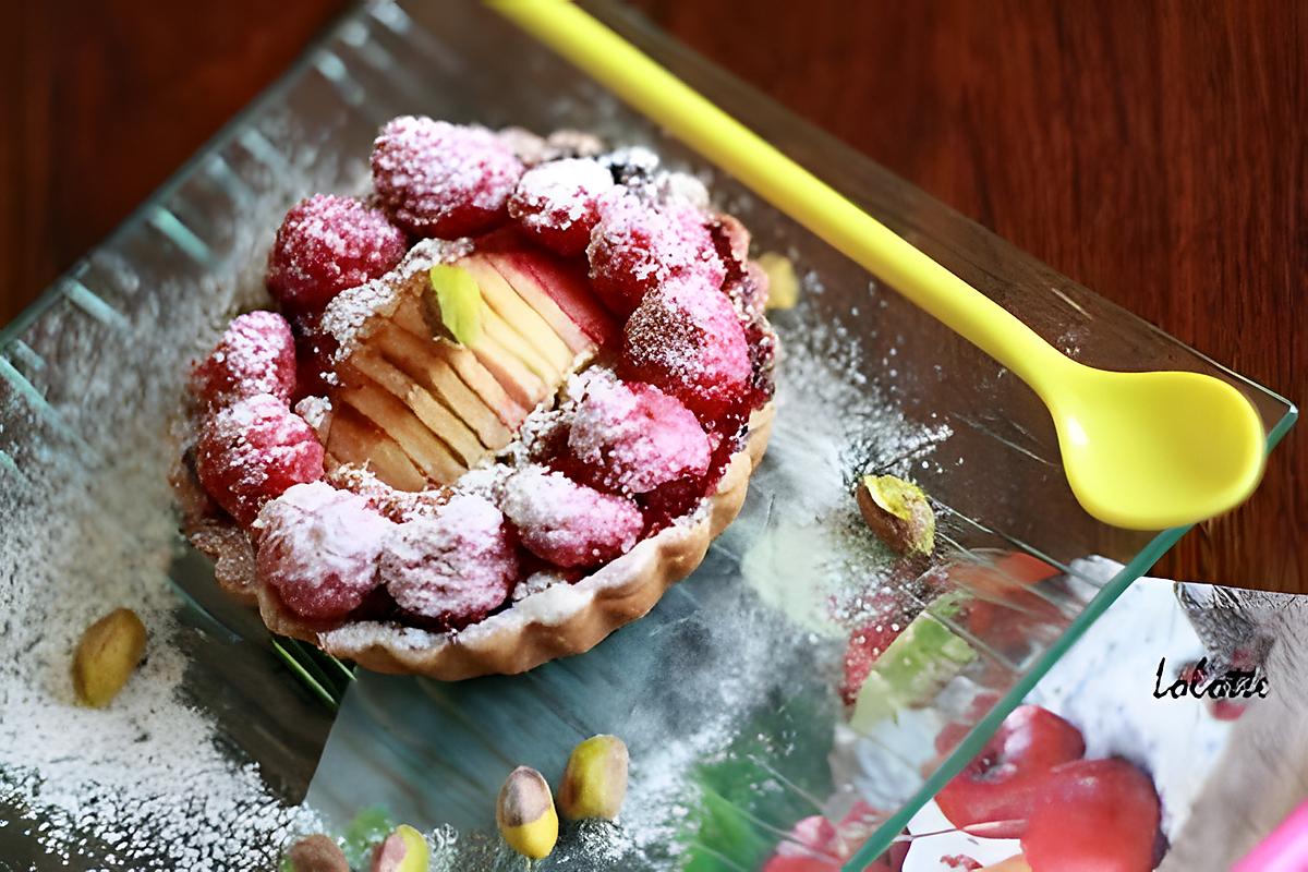 recette Tartelettes moelleuses pommes-framboises au lait concentré sucré, pistaches et spéculoos