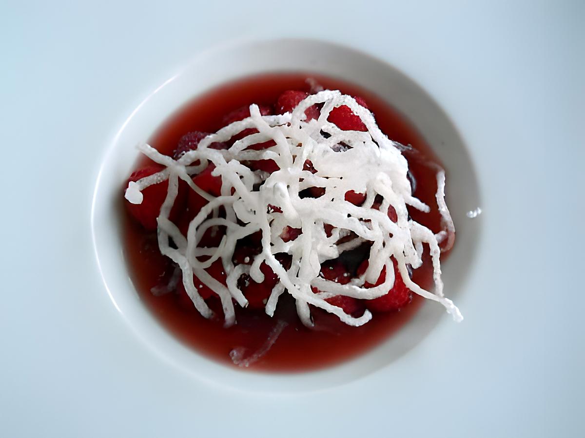 recette Soupe de vin rosé aux framboises, vermicelles de riz soufflé