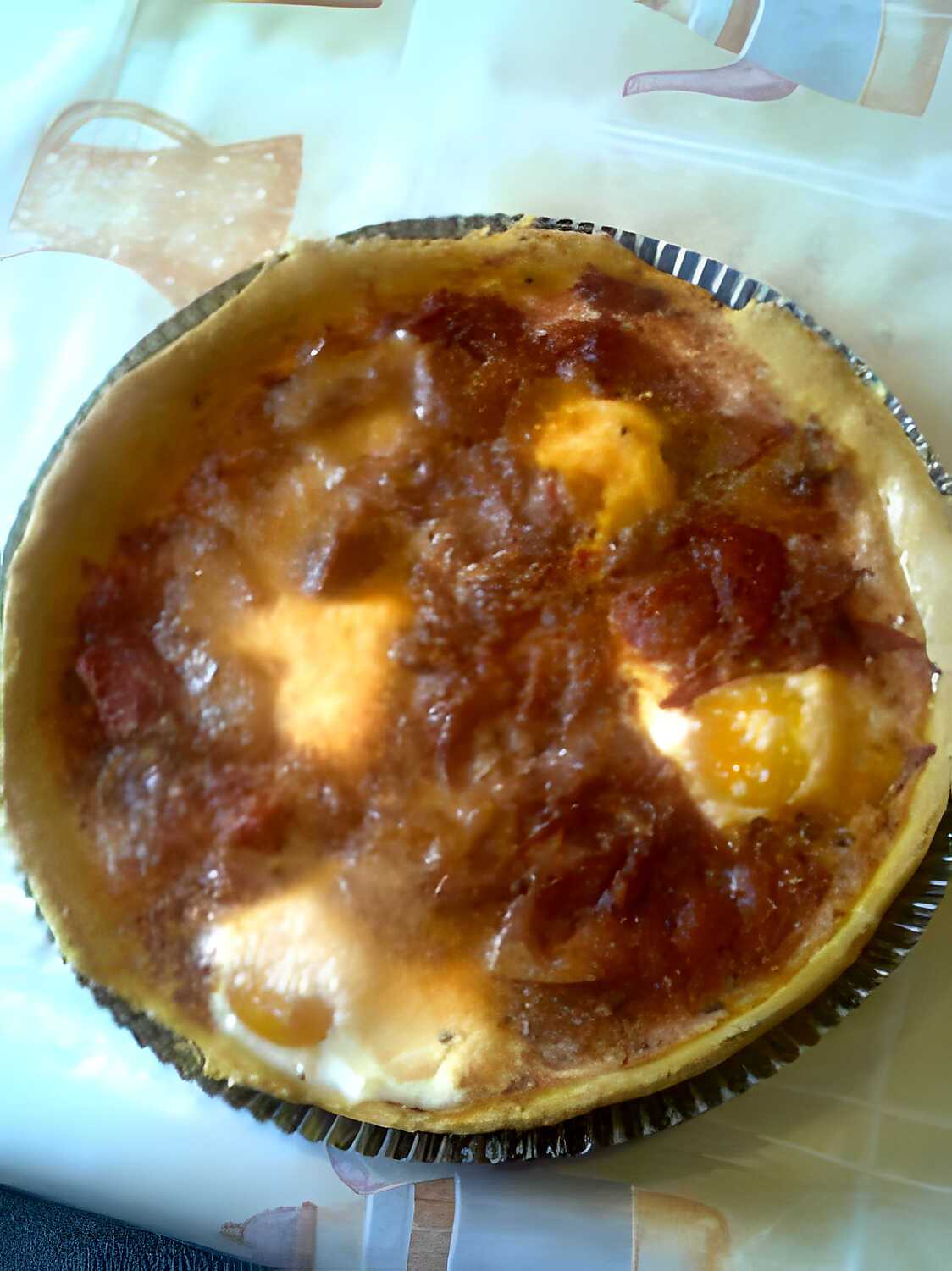 TARTE A LA SAUCE TOMATE AU JAMBON ET OEUFS