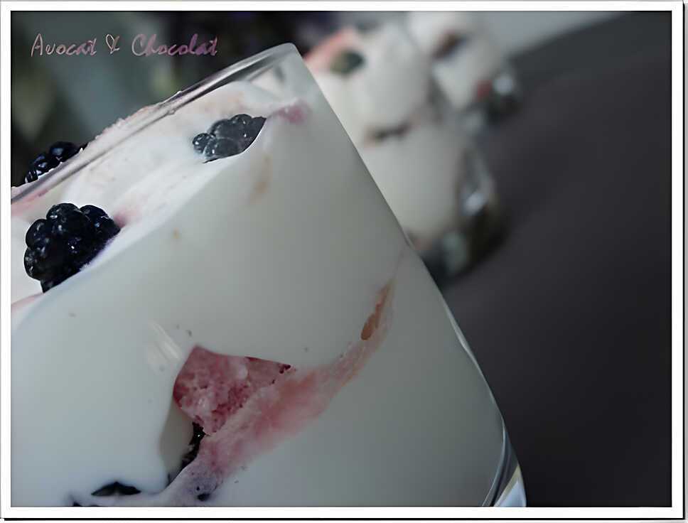 recette ** Trifle au verre onctueux, biscuité et fruité : crème fouettée, biscuits roses de Reims, mûres **