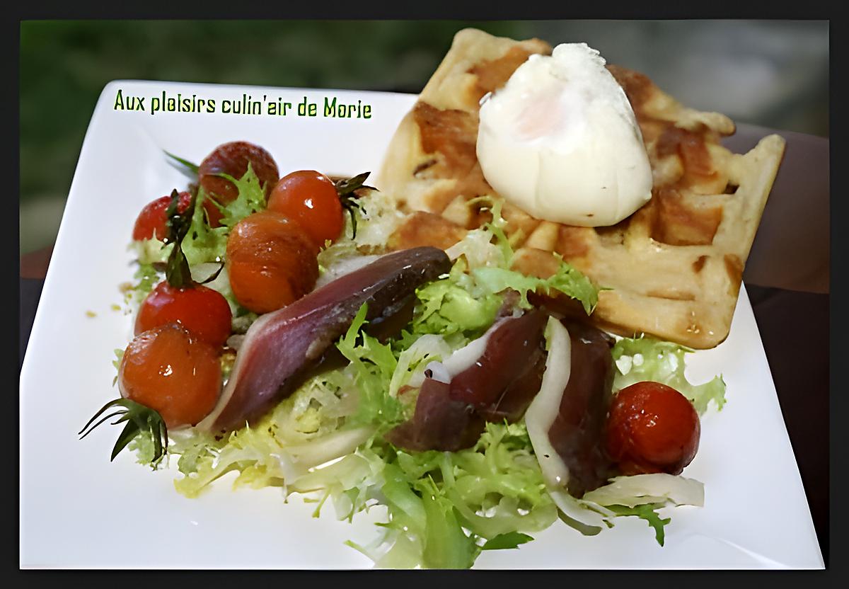 recette SALADE DE MAGRET, OEUF POCHE SUR GAUFRE SALÉE AU CONFIT D'OIGNONS ET TOMATES ROTIES