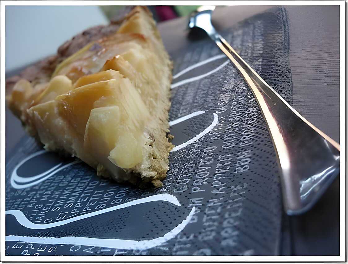** Tarte aux pommes parfumée à la fève Tonka en coque de céréales et graines **