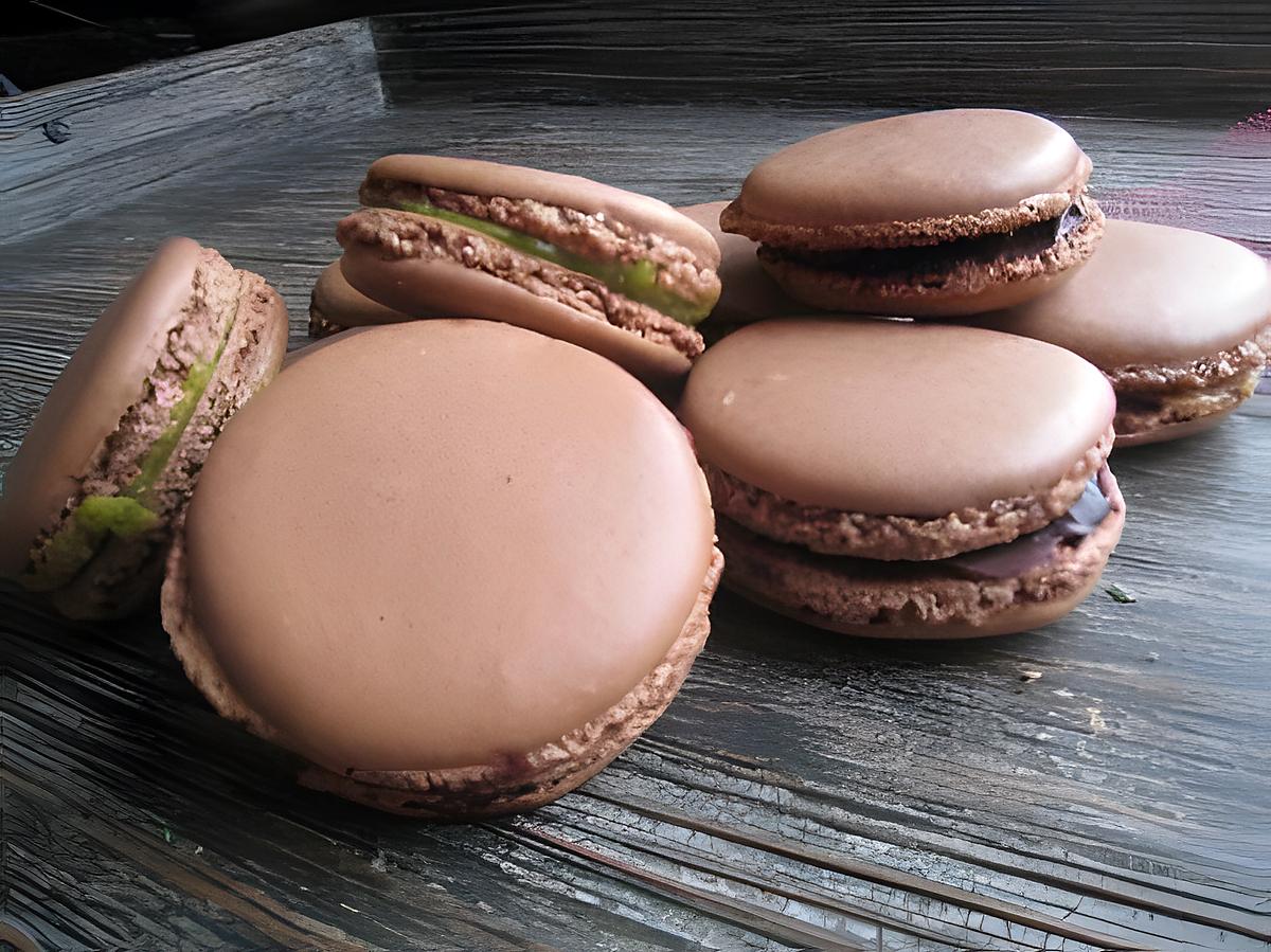 recette Trilogie de macarons au chocolat (gancahe pate de spéculoos, pate de pistache et ganache chocolat)