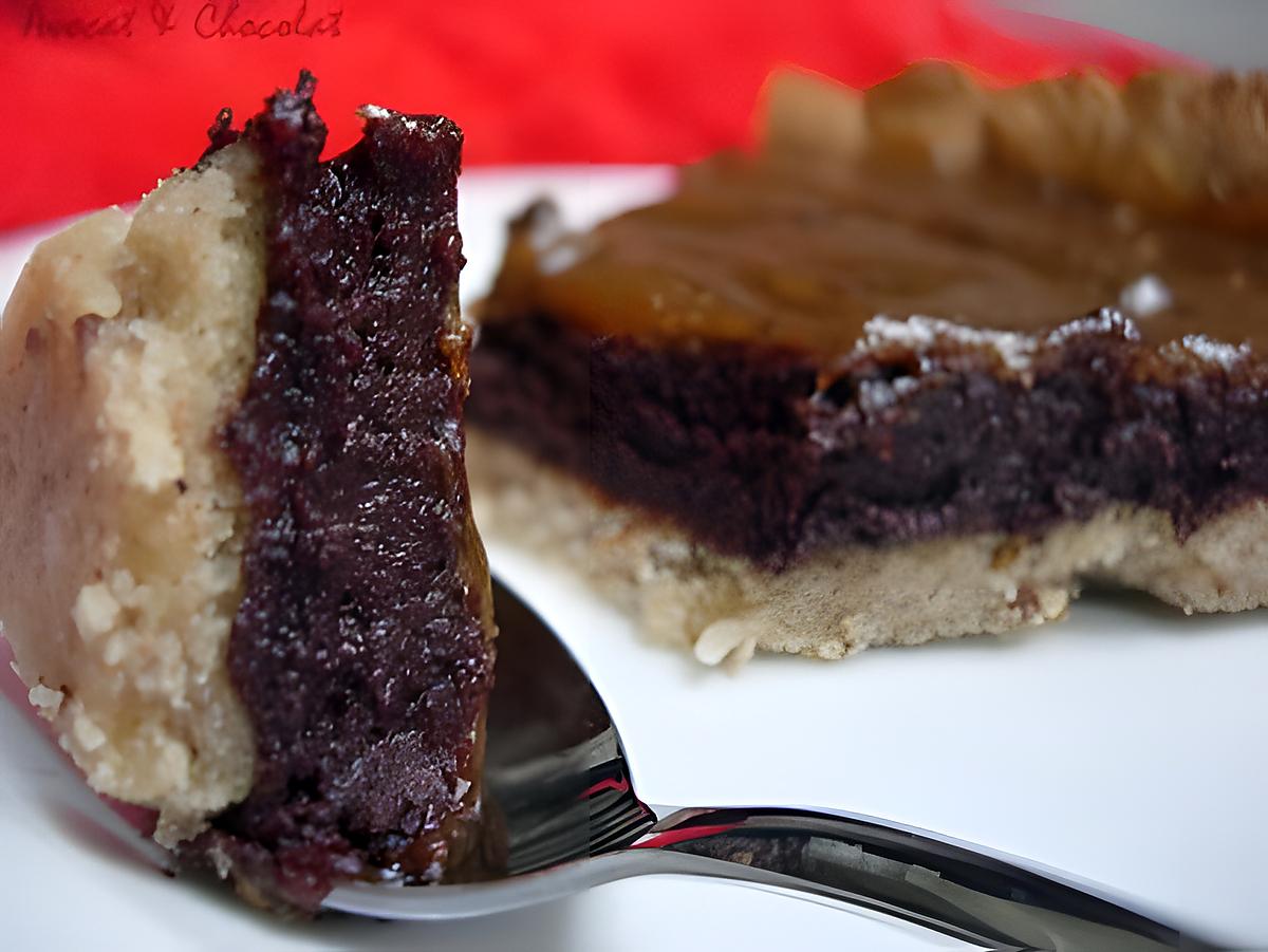 recette ** Tarte " CHILI " :  Mousse cuite au chocolat noir avec une pointe de piment et son caramel de banane **