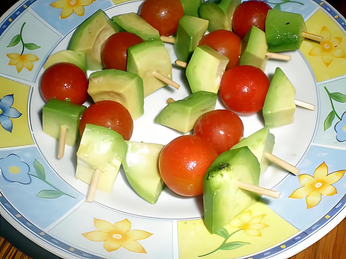 recette apéritif dinatoire brochettes avocat, tomate