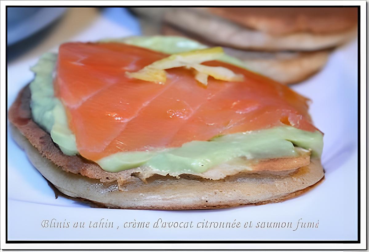 recette ** BLINIS au tahin ( pate de sésame) , Crème d'avocat citronnée Parfait avec du saumon fumé **