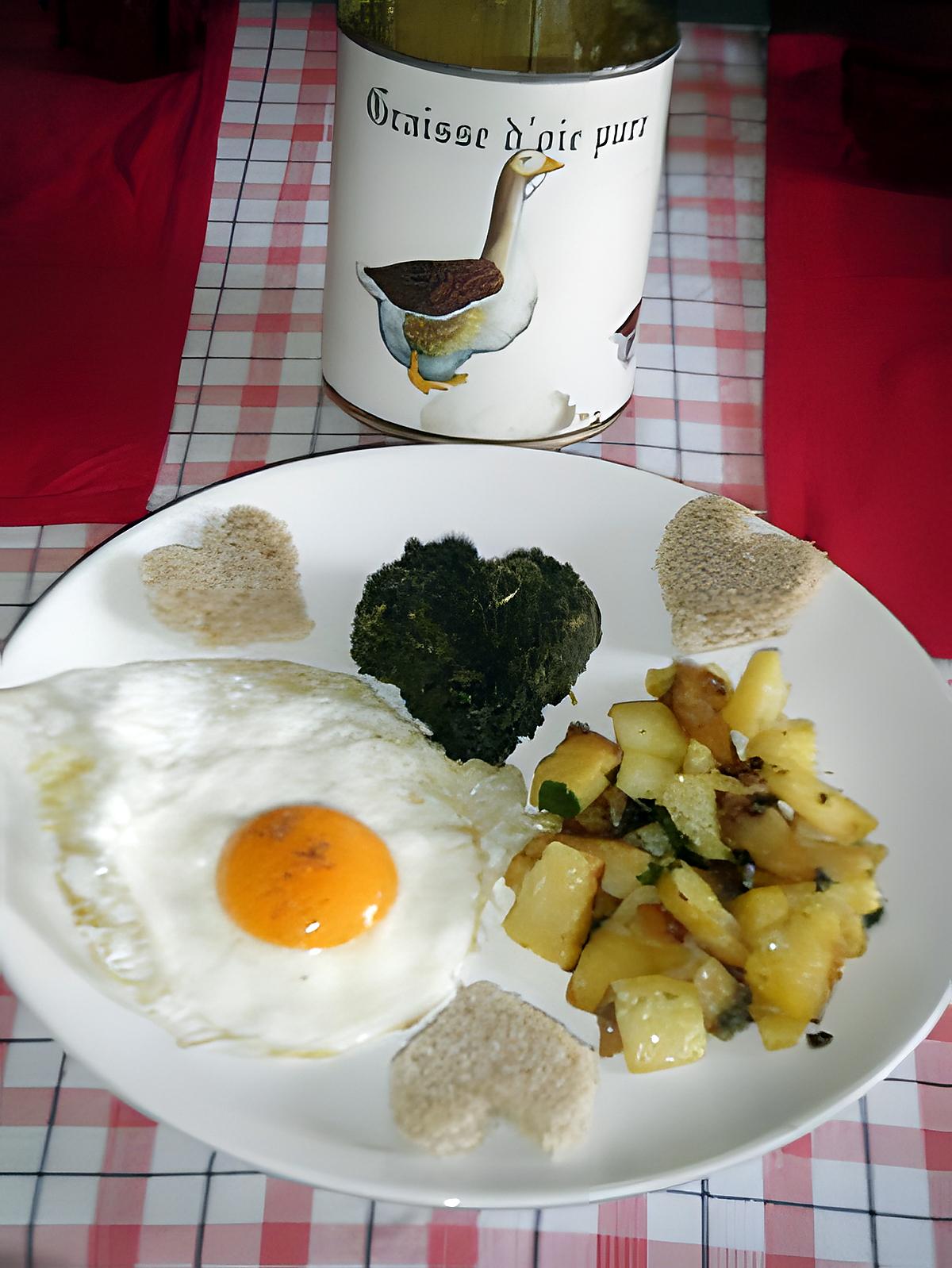 recette "OEUF AU PLAT"avec pommes de terre dorées a la graisse d'oie, accompagné dun coeur d'épinard