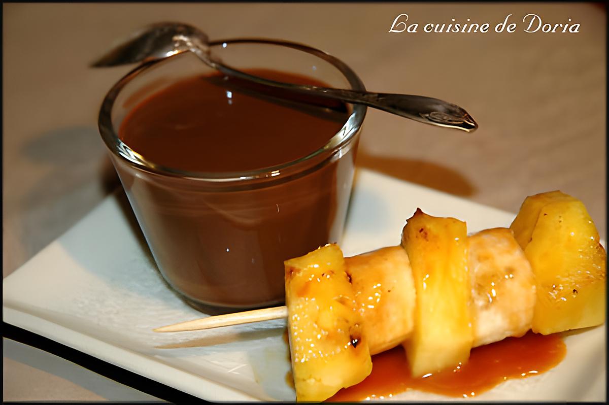 recette Soupe au chocolat et brochettes de fruits au caramel