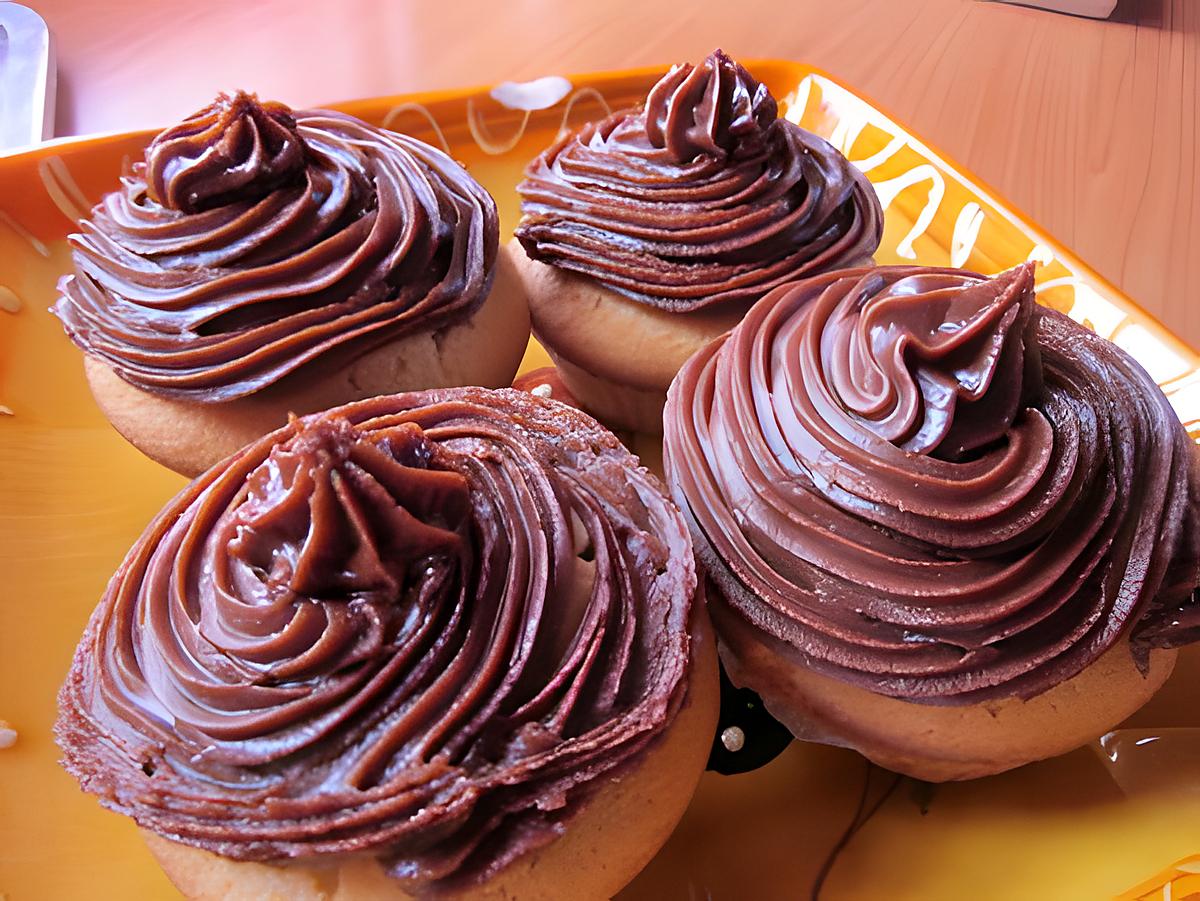 recette CUPCAKES AU BEURRE DE CACAHUETES GLACAGE CHOCOLAT/VERGEOISE