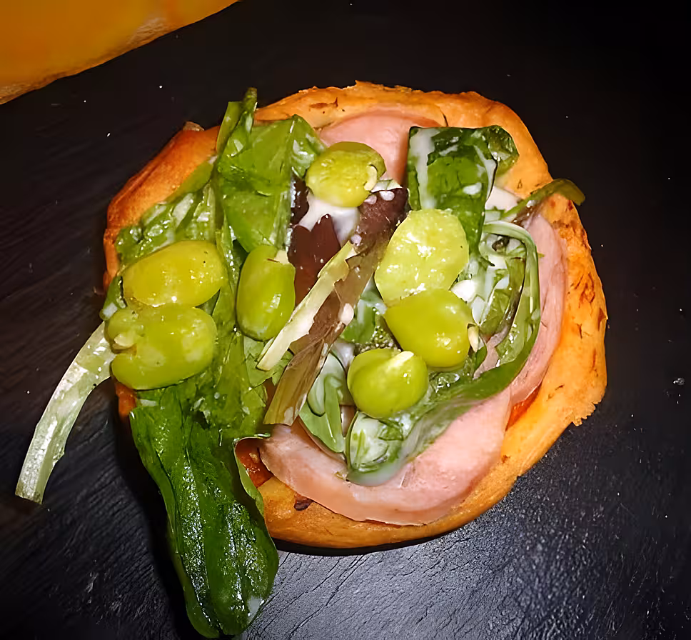 recette TARTE TOMATE À LA SAUCISSE DE MORTEAU ET MESCLUN À LA CANCOILLOTTE