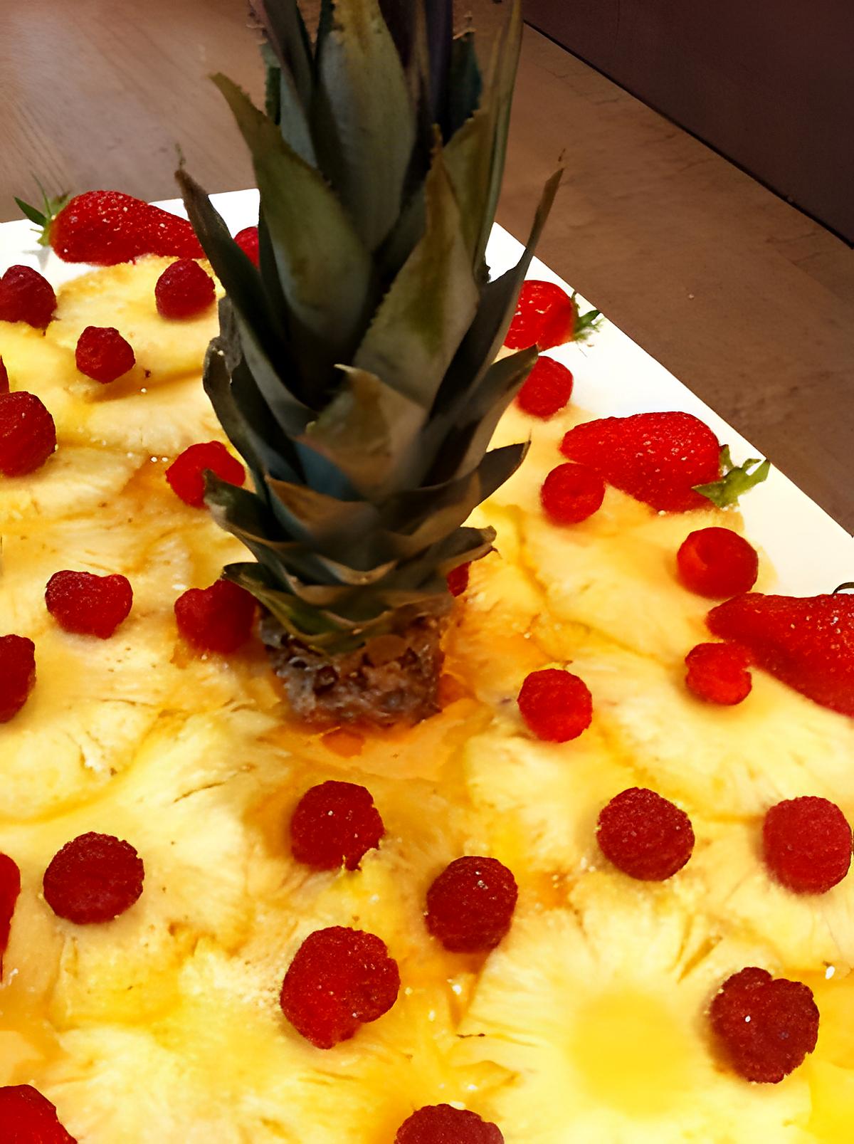 recette Carpaccio d'ananas et son sirop aromatisé à la cannelle accompagné de ses fraises et framboises.