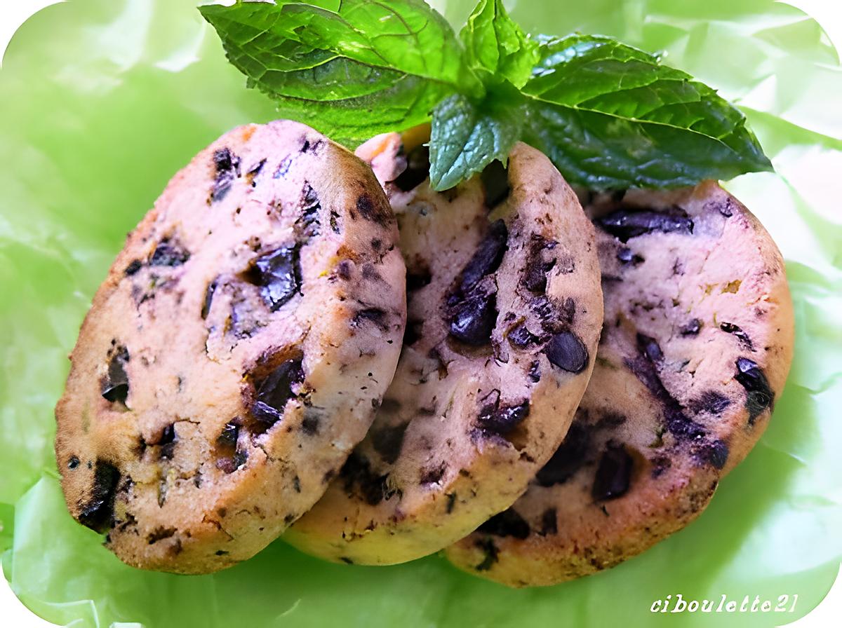 Biscuits sablés rayés à la menthe et au chocolat