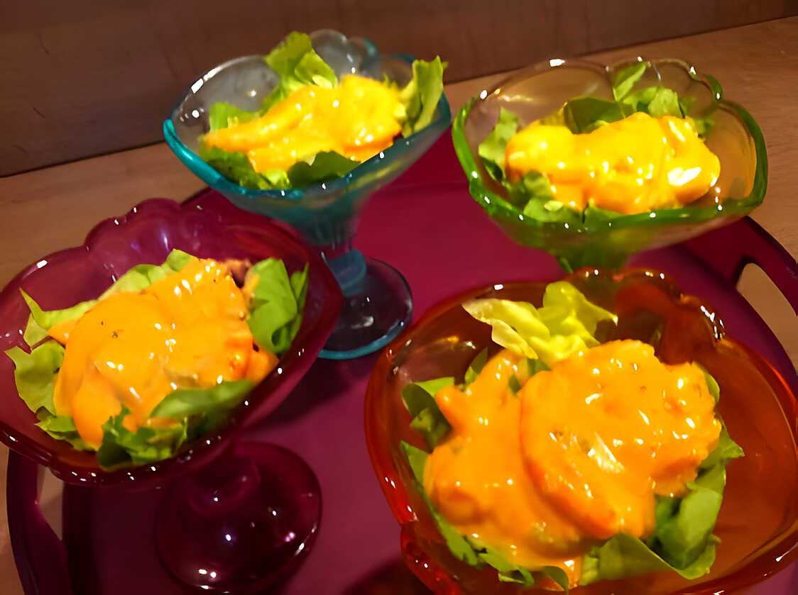Coupes de crevettes sauce cocktail.