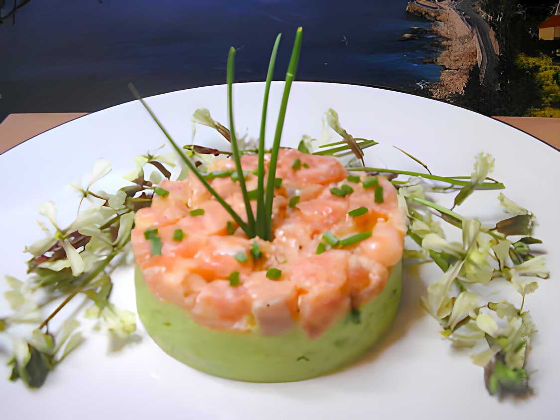 Recette de Tartare de saumon frais sur son lit d'avocat