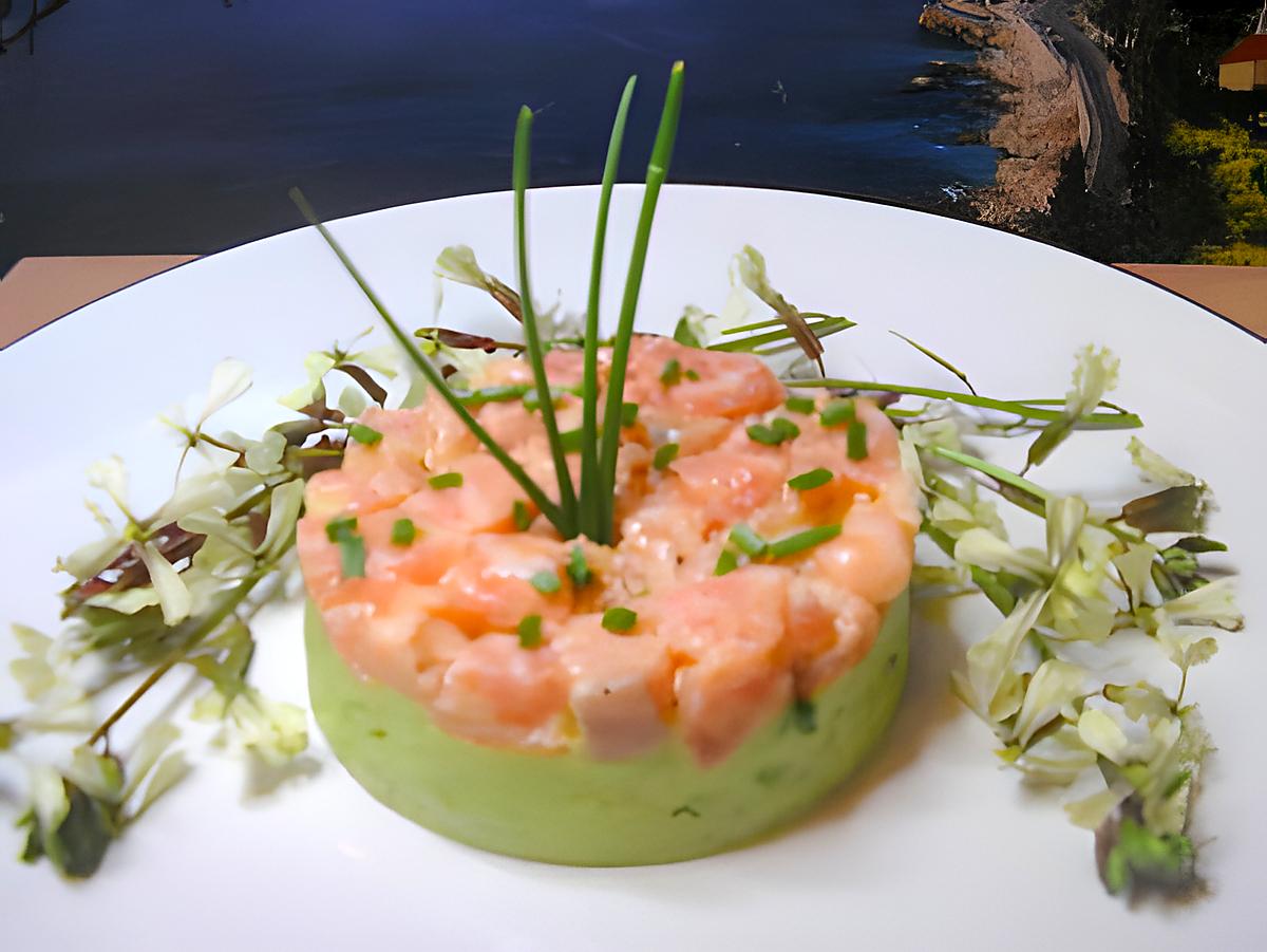 recette tartare de saumon frais sur son lit d'avocat