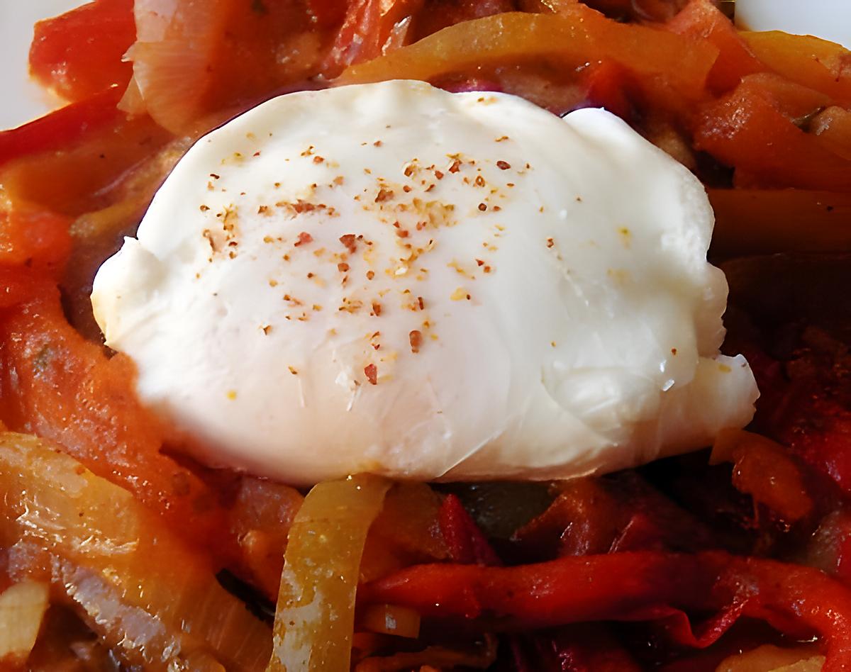 recette OEUF POCHE SUR PIPERADE COLOREE