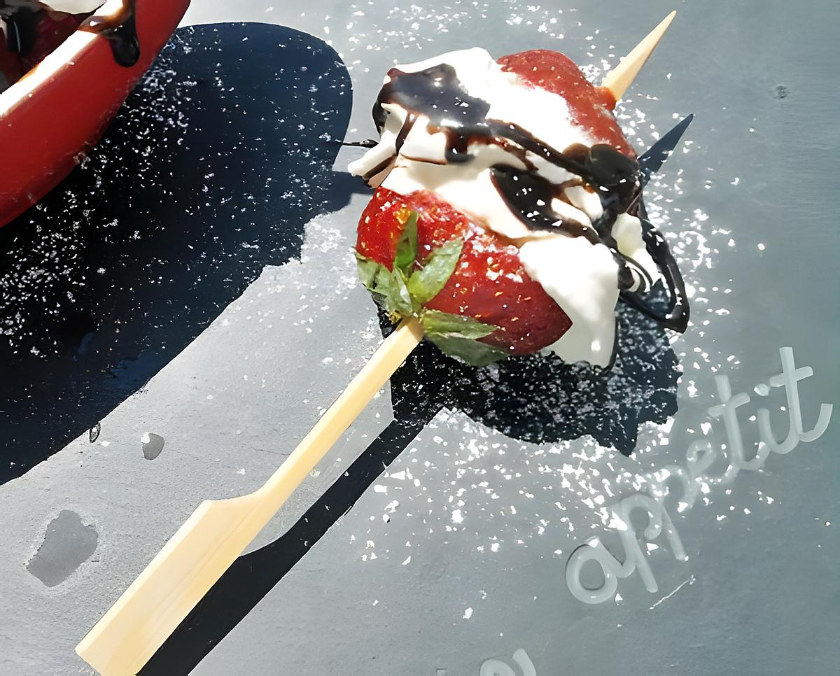 recette Mignardises gourmande à la fraise enrober de chantilly et napper de coulis de chocolat