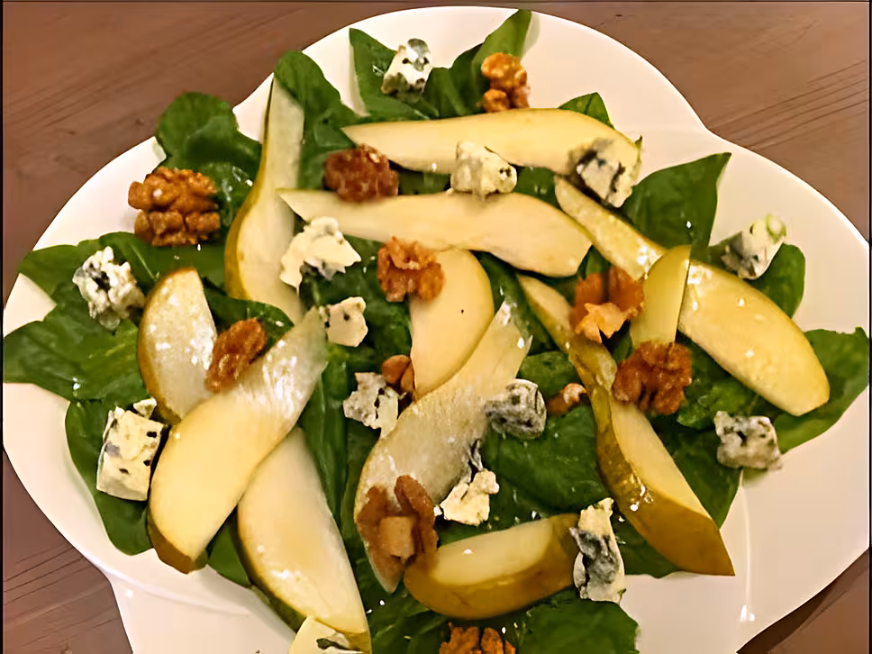 recette Salade de jeunes pousses d"épinards, poires, noix et bleu et sa vinaigrette au sirop d'érable