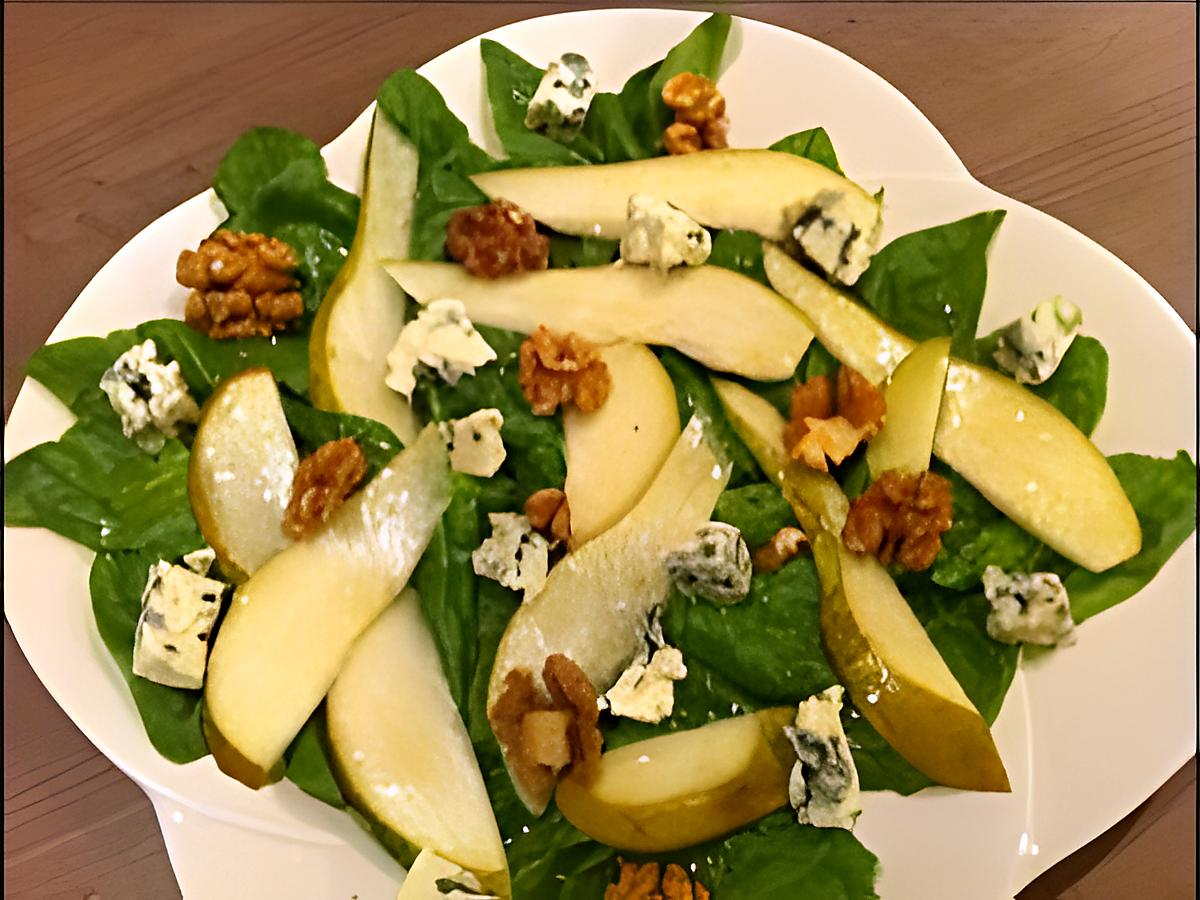 recette Salade de jeunes pousses d"épinards, poires, noix et bleu et sa vinaigrette au sirop d'érable