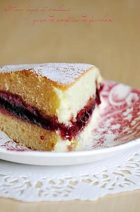 recette Gâteau léger et moelleux, garni de confiture de framboise