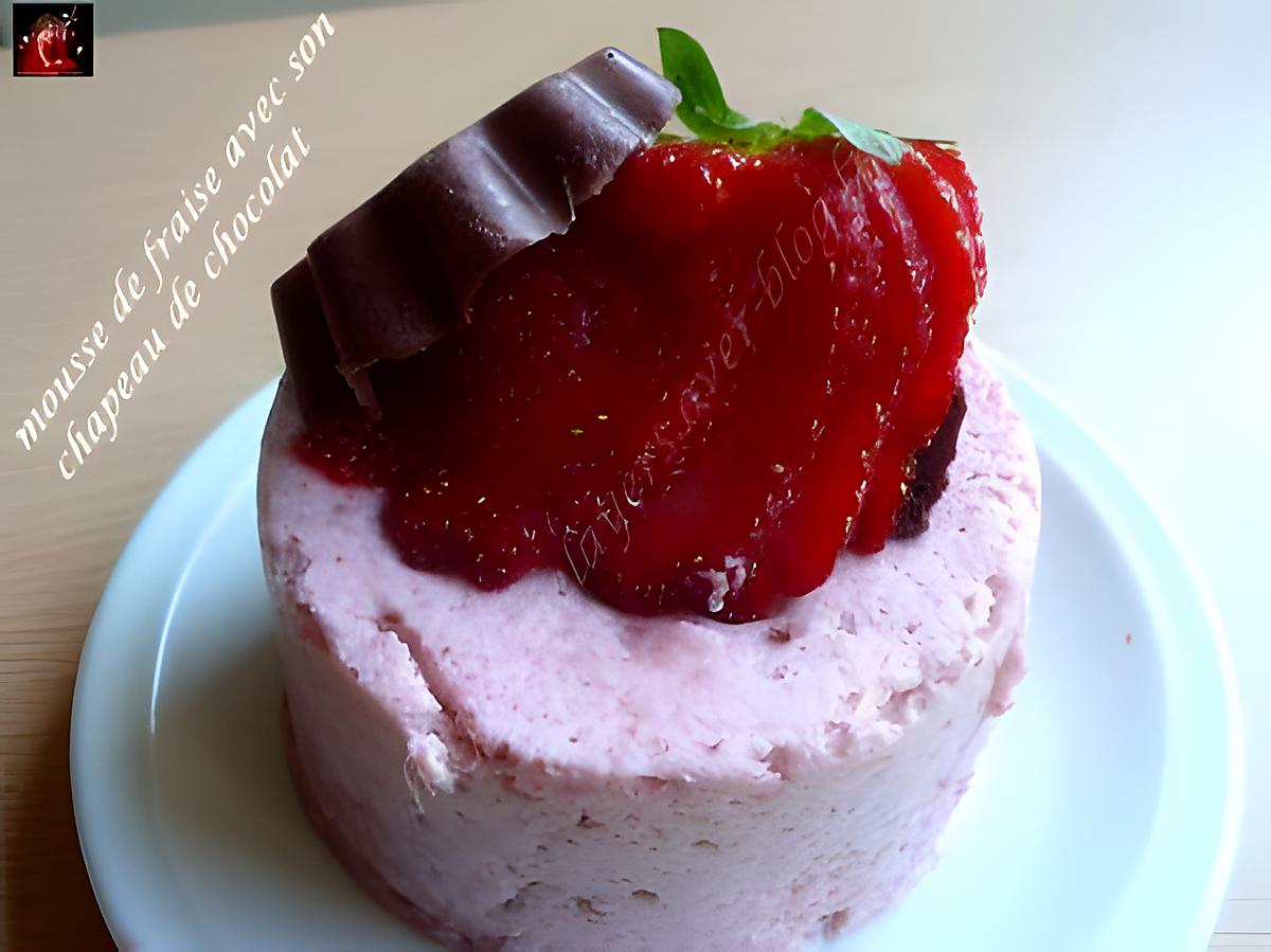 recette mousse de fraise avec son chapeau de chocolat