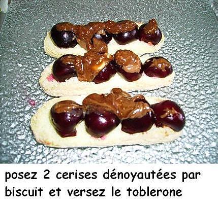 recette Biscuits cuillers garnies aux cerises, toblerone , chantilly sur lit de crème anglaise