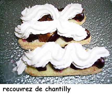 recette Biscuits cuillers garnies aux cerises, toblerone , chantilly sur lit de crème anglaise