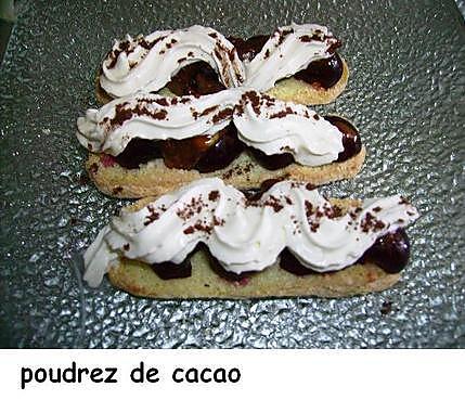 recette Biscuits cuillers garnies aux cerises, toblerone , chantilly sur lit de crème anglaise