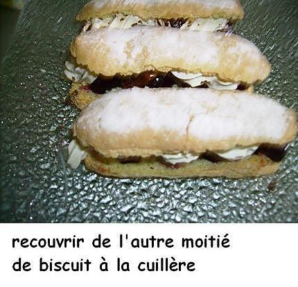 recette Biscuits cuillers garnies aux cerises, toblerone , chantilly sur lit de crème anglaise