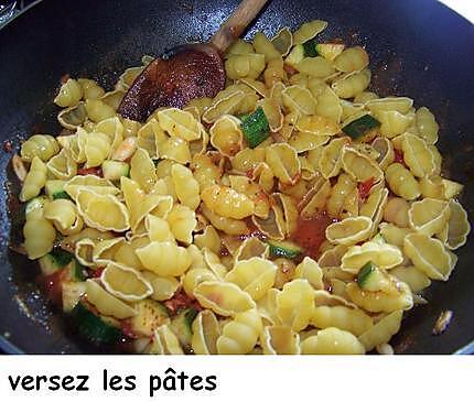 recette Salade de pâtes , courgettes, parmesan et basilic  au  wok