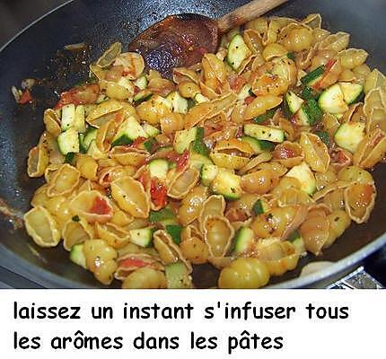 recette Salade de pâtes , courgettes, parmesan et basilic  au  wok